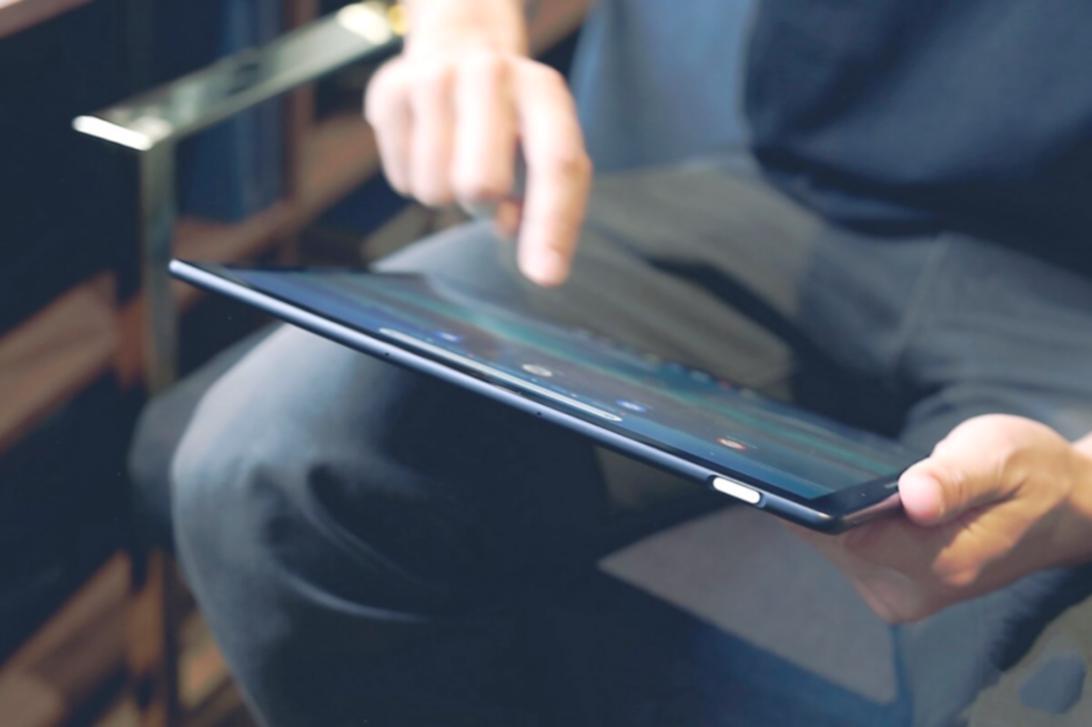 Участник программы духовного развития работает с онлайн-платформой